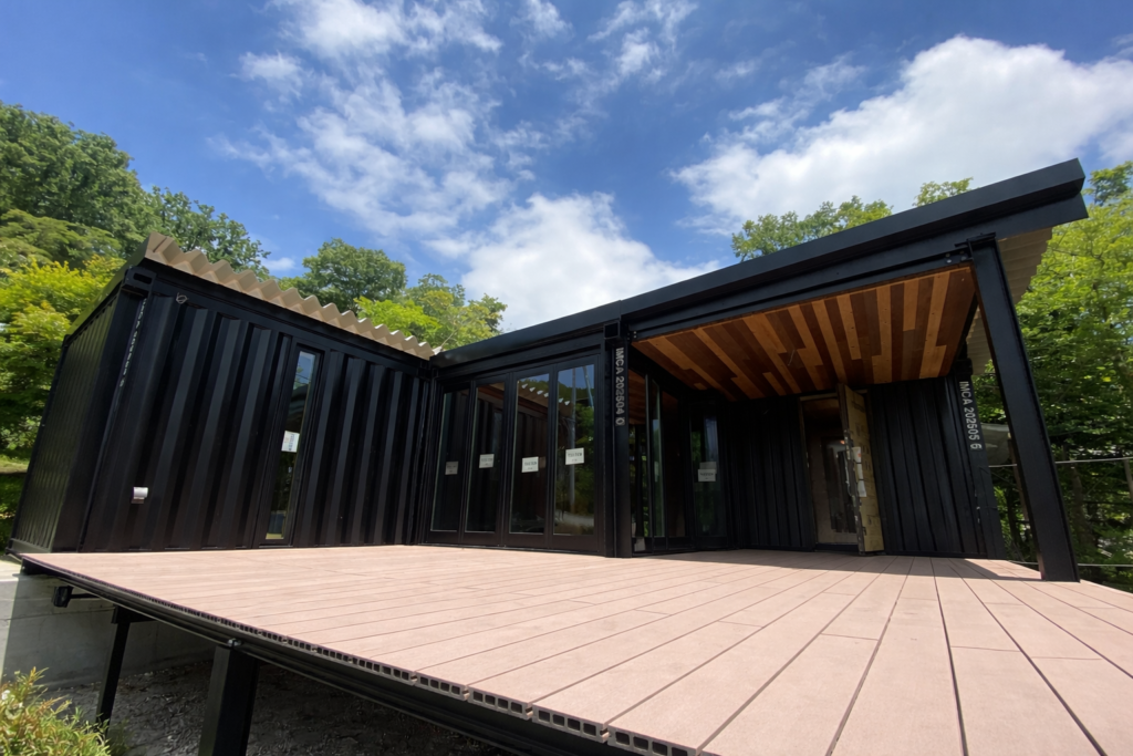 コンテナハウスのデッキ